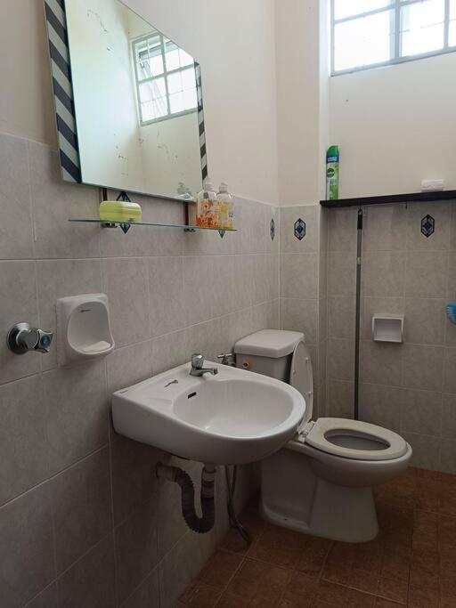 Omar Little Palace - 6 Bedroom * Seremban