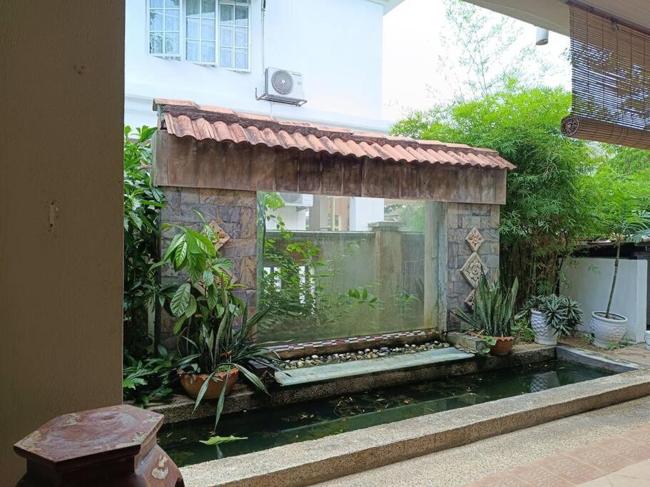 Omar Little Palace - 6 Bedroom Seremban