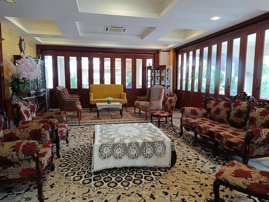 Omar Little Palace - 6 Bedroom